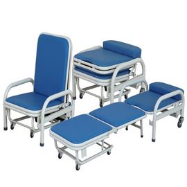 O dobramento de aço laminado das cadeiras da área de espera do hospital acompanha a economia do espaço da cadeira