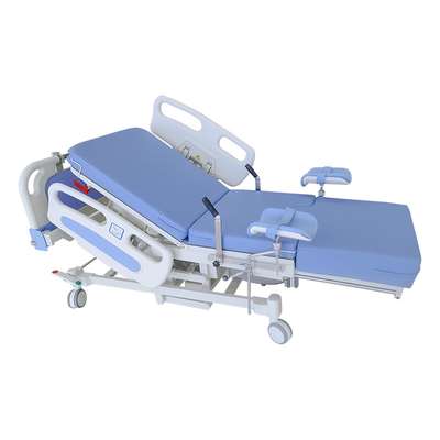 Cama de maternidade especial para a ginecologia e a obstetrícia no hospital azul