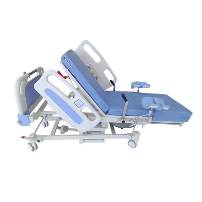 Cama de maternidade especial para a ginecologia e a obstetrícia no hospital azul