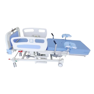Cama de maternidade especial para a ginecologia e a obstetrícia no hospital azul
