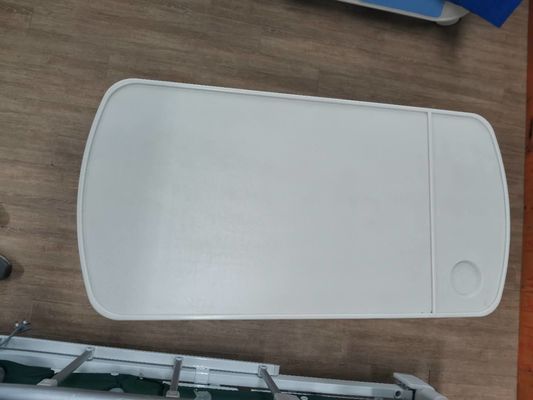 Cama de hospital sobre a tabela da cama para o hospital dos pacientes médico sobre a placa de tabela da cama
