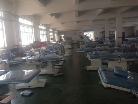 A cama da entrega obstétrico do exame trabalha a cama Gynaecological do parto