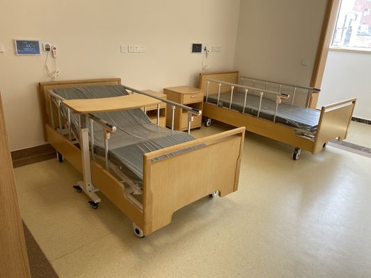 Cama manual material de madeira de duas funções do corrimão da liga de alumínio do hospital