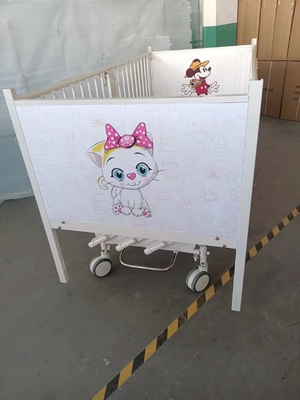 O aço manual aluído da cama de hospital três pulveriza o branco plástico do quadro