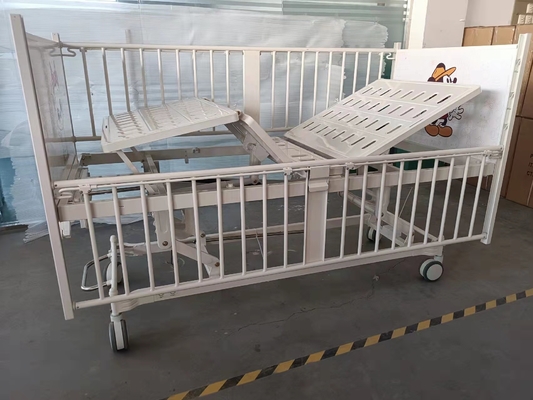 O aço manual aluído da cama de hospital três pulveriza o branco plástico do quadro