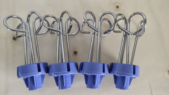 O suporte médico da infusão do gotejamento do hospital engancha preto e branco azul