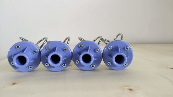 O suporte médico da infusão do gotejamento do hospital engancha preto e branco azul