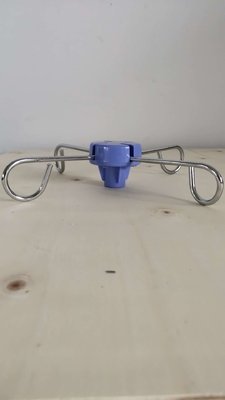 O suporte médico da infusão do gotejamento do hospital engancha preto e branco azul
