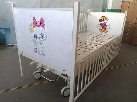 Ucha branca do bebê do hospital com o OEM das imagens dos desenhos animados disponível