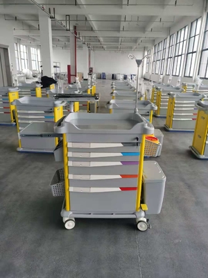 Carro branco médico da ambulância do ABS do hospital com quatro rodas