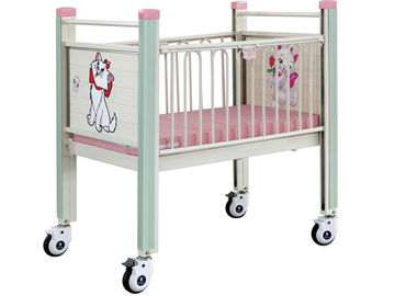 Cama de bebê móvel dos desenhos animados cor-de-rosa, cama de aço do cuidado do bebê da cola Epoxy com a cama do infante do hospital da cama de bebê do hospital do rodízio